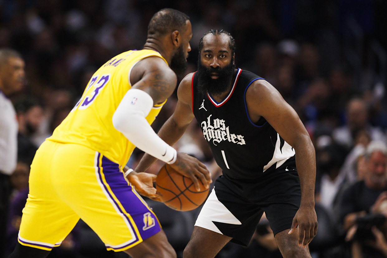 南宫28-包含詹姆斯迎来十二赛季出色发挥，快船观众热烈欢呼！赛场气氛高涨的词条